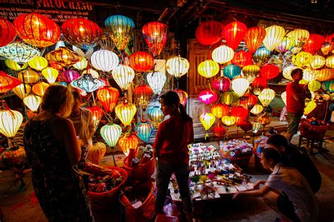 hoi an market hours.